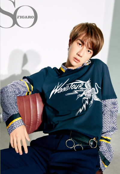 官博更博:#王一博# x @SoFigaro费加罗周刊
不论台上还是台下都是认真严谨的王老师。
对每一项工作都有自己的想法和态度。
但其实,他只是一个97年的简单大男孩❤️ @UNIQ-王一博 