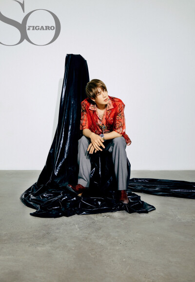 官博更博:#王一博# x @SoFigaro费加罗周刊
不论台上还是台下都是认真严谨的王老师。
对每一项工作都有自己的想法和态度。
但其实,他只是一个97年的简单大男孩❤️ @UNIQ-王一博 