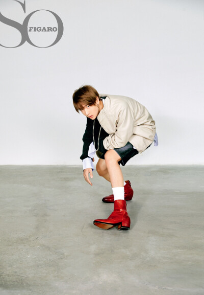 官博更博:#王一博# x @SoFigaro费加罗周刊
不论台上还是台下都是认真严谨的王老师。
对每一项工作都有自己的想法和态度。
但其实,他只是一个97年的简单大男孩❤️ @UNIQ-王一博 