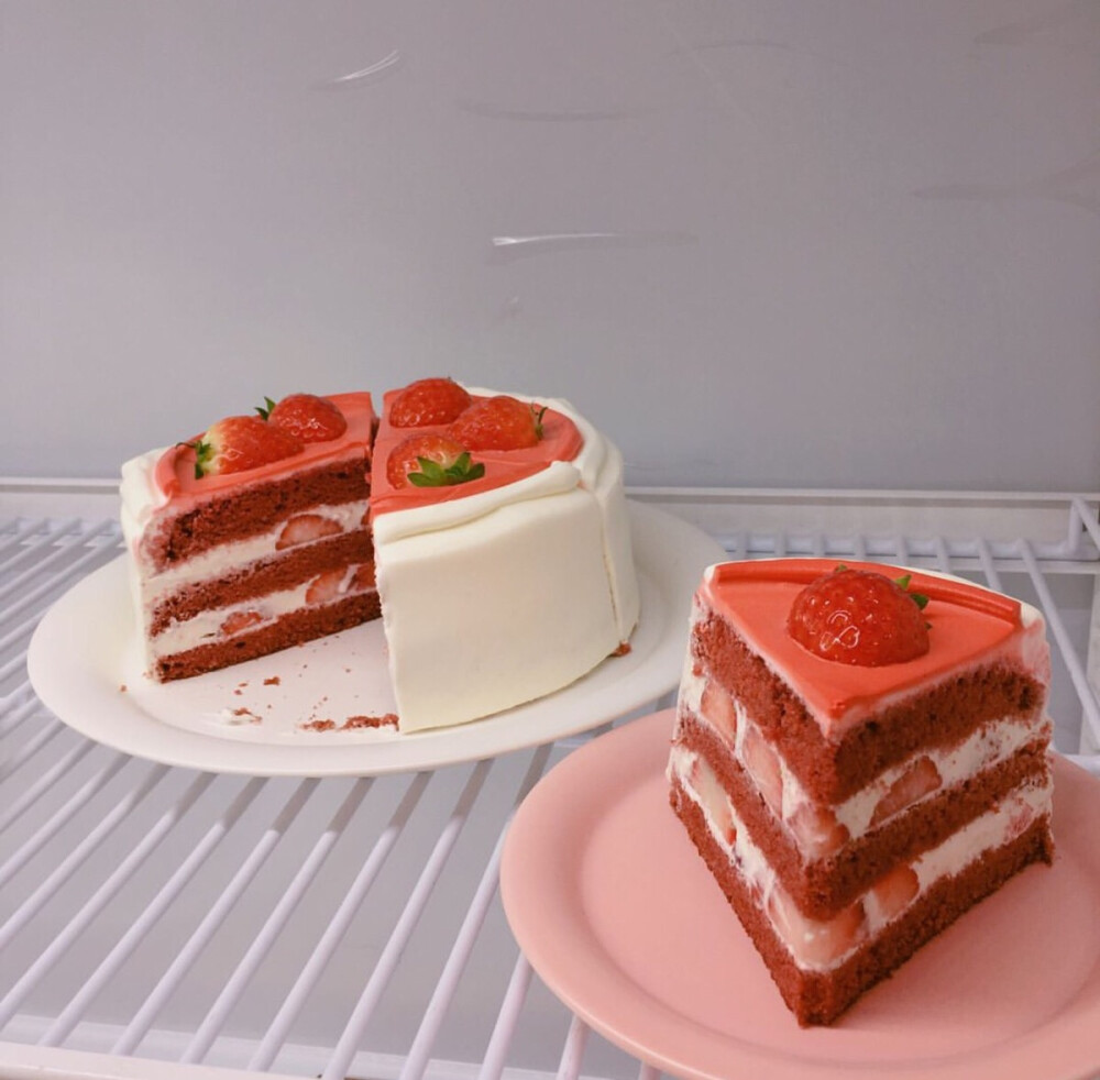分享图片～ins美图，甜点，烘焙，下午茶，蛋糕，草莓水果蛋糕，抹茶冰饮，巧克力蛋糕，抹茶蛋糕，草莓泡芙。 ​​​