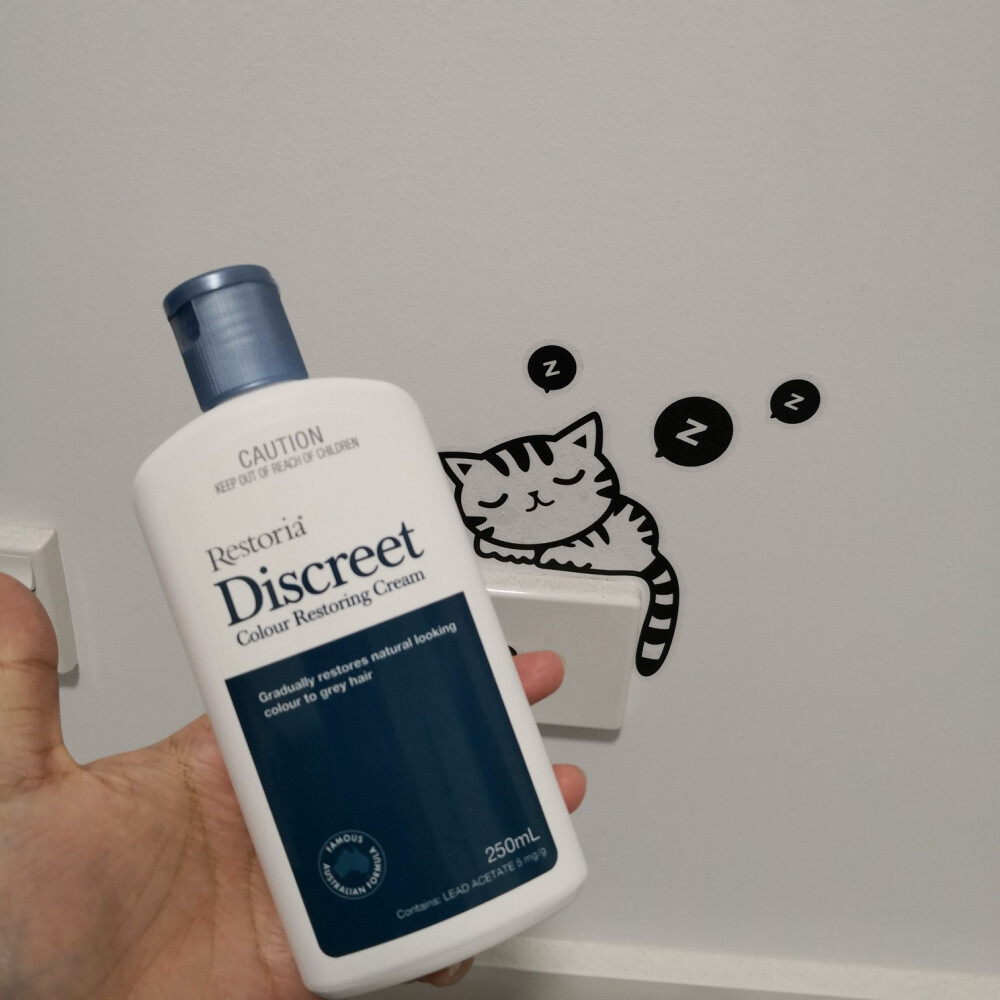 澳洲Restoria黑发还原乳 不是染发剂 我们头上都会时不时冒出白头发 何况爸爸妈妈 我给我爹买的就是这个 他那个快用完了 又叫我买了一瓶 是不用洗的 每次洗完头 干的时候 涂一些在头发上就可以了，白发会逐渐变黑 从根源解决白头发 还可以减少头屑。
