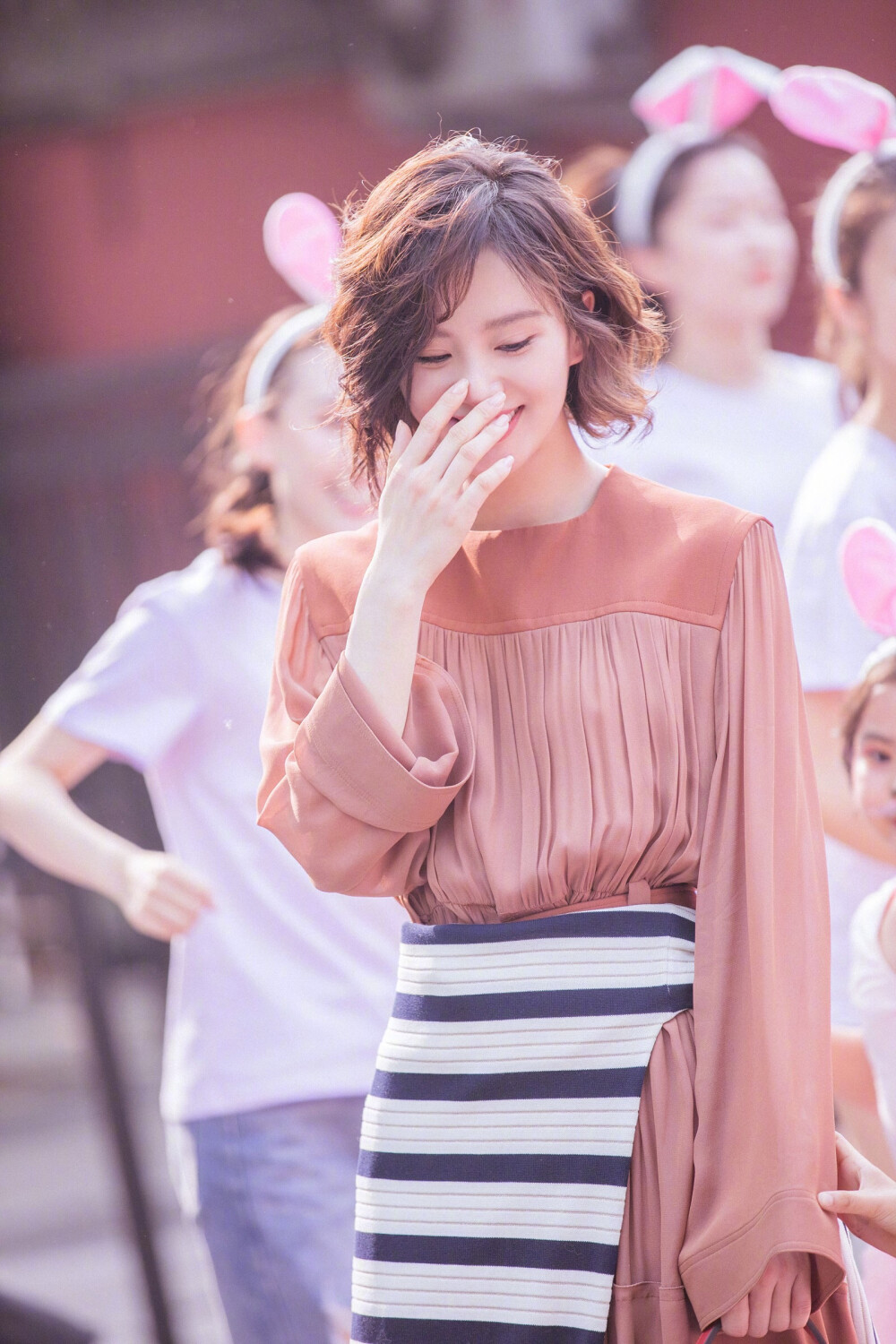 #刘诗诗# #刘诗诗韩火火一不小心范儿五年# 【刘诗诗 兔子耳朵】诗诗拍摄《FB》街拍，好友#韩火火#为诗诗送出“兔子窝”作为惊喜，相识5年，有爱前行。