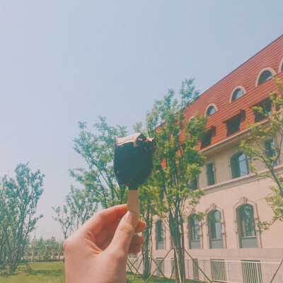 某个天气很好的晴天☀️
画的很丑的蜘蛛侠&被我啃得丑丑的雪糕