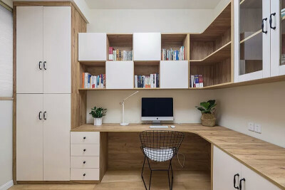 图8▲用原木的元素打造的书房，将木质的清香与书香气结合到一起。“L”弧形的书桌书架设计，合理利用了空间，也将其设计感呈现出来。