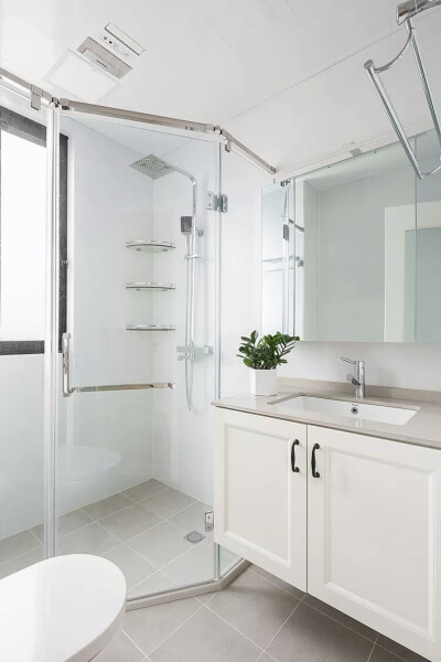 图12▲浅灰色的地砖搭配白色的墙面、盥洗池，在光线中显得通透大气、干净整洁。