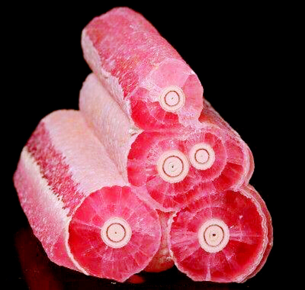 这菱锰矿 Rhodochrosite 好像一盘羊肉片摆在我面前