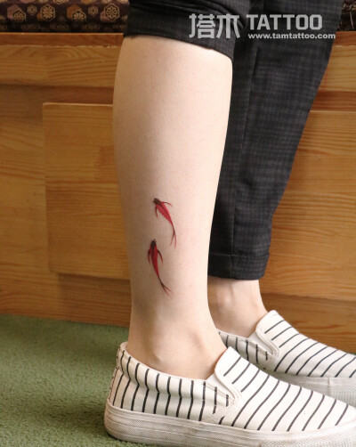 脚踝水墨红色小鱼儿纹身