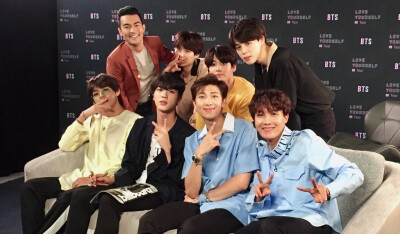 【180519 推特】DDirecto更新防弹相关1p
ARMY thank you for all the love! We’re posting the full @BTS_twt interview @etnow later today... I also have one more surprise for you. And it can’t wait! You r…