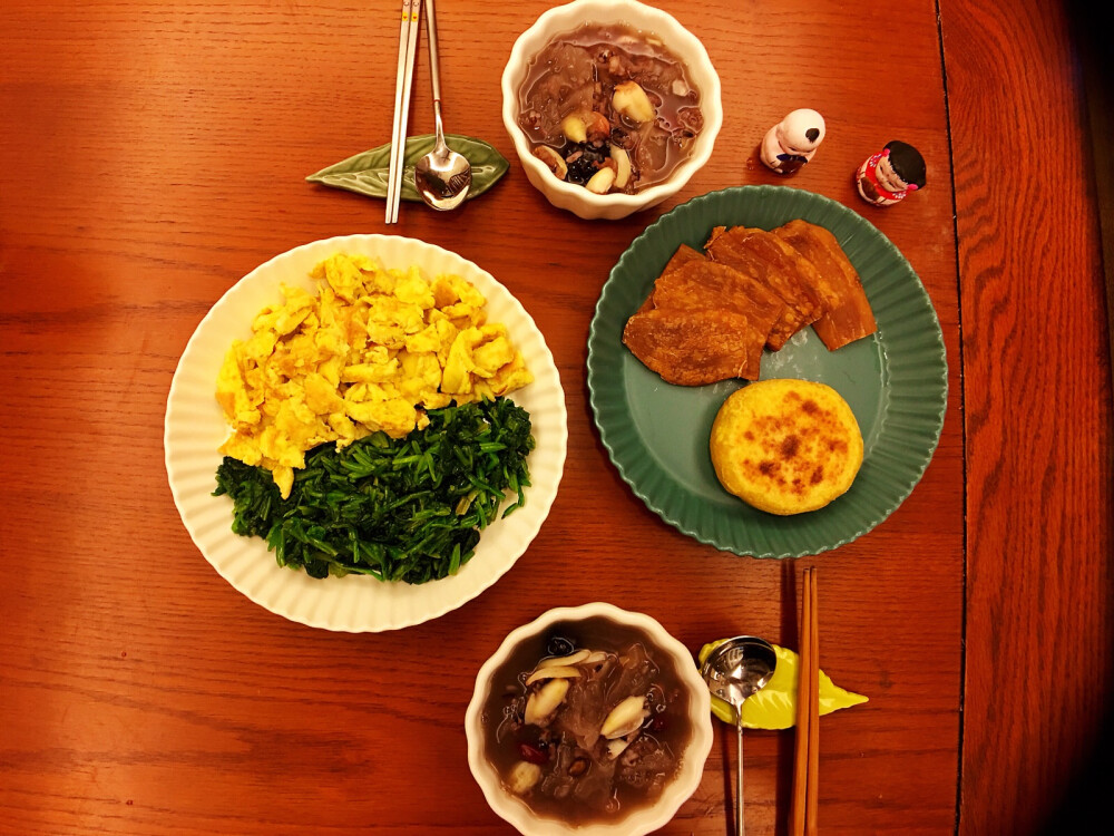 ＃美食每刻＃周六，早上好！今日早餐：拌菠菜+炒鸡蛋，烤红薯干+牛肉饼，八宝粥
＃允许别人和自己不一样，允许自己和别人不一样。理解了前半句，就能做到包容。理解了后半句，就敢活出自我。＃