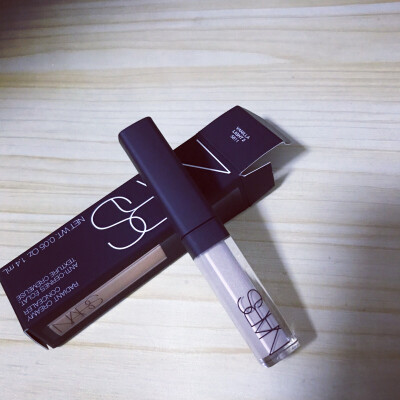 #NARS#遮瑕蜜，色号VANILLA，cream质地，延展力好，蛮滋润的，遮瑕力不错，这我脸上比较淡的痣遮两层都几乎看不见了。这个色号适合皮肤比较白的遮淡的黑眼圈，鼻翼下泛红也适合，还有其他几个色号可以根据自己的需求…