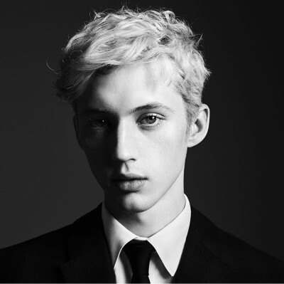 戳爷 头像 壁纸via：ins troye sivan