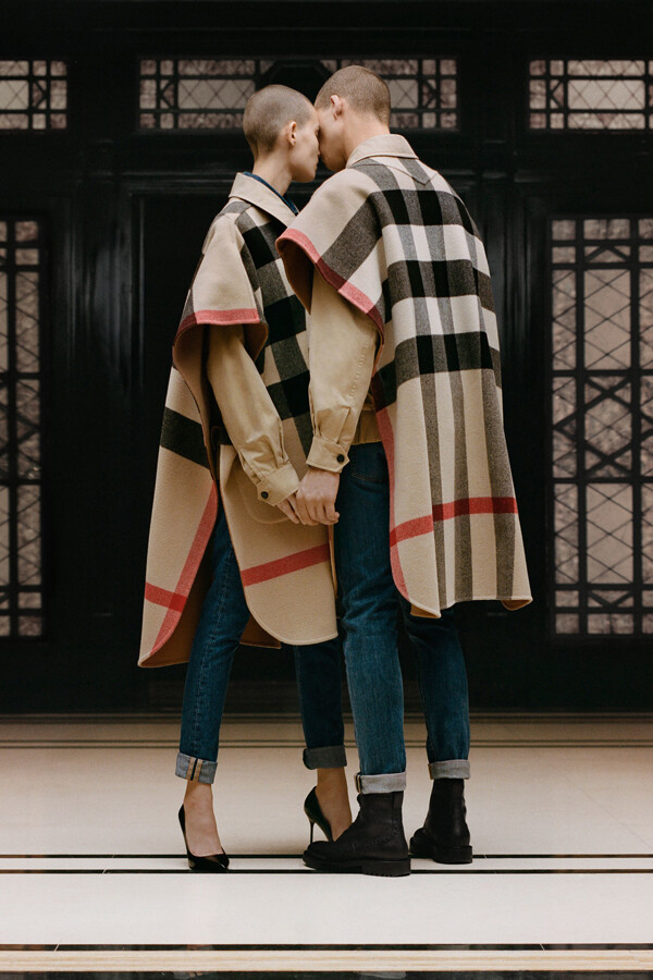 英国奢侈品牌 Burberry 2019 早春「B Classic」系列LookBook 造型搭配均由Riccardo Tisci策划完成。该系列在设计上则是围绕 Burberry 招牌元素展开，包括苏格兰格纹、风衣、雨披和绗缝夹棉外套等等，重新演绎这些最能代表品牌的经典设计～