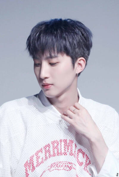 PENTAGON 李会泽（HUI）