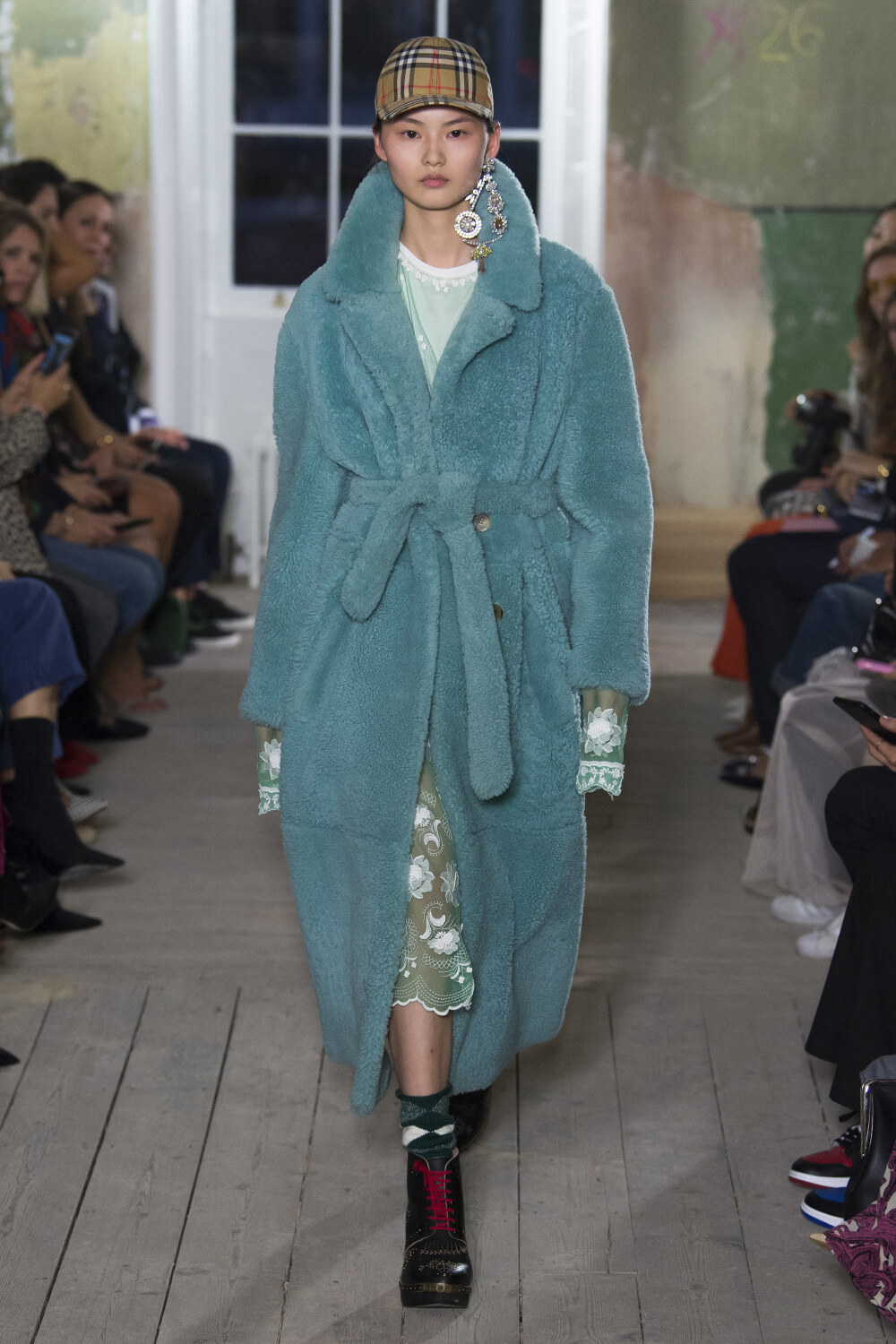 Burberry 于伦敦克勒肯维尔Old Sessions House发布2017九月系列时装秀