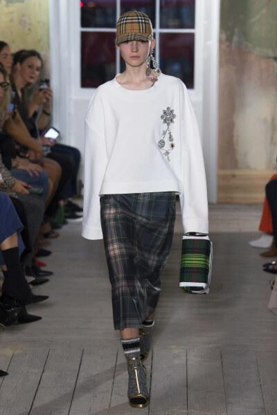 Burberry 于伦敦克勒肯维尔Old Sessions House发布2017九月系列时装秀