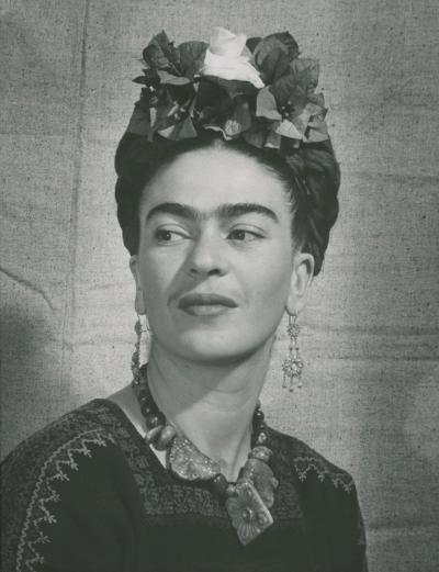 墨西哥艺术家 Frida Kahlo，1940年，摄影师：Bernard Silberstein
