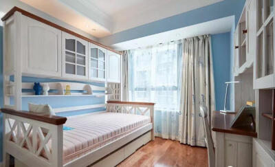 儿童房整体风格清新活泼，浅蓝色与浅粉色搭配白色家具，画风唯美
