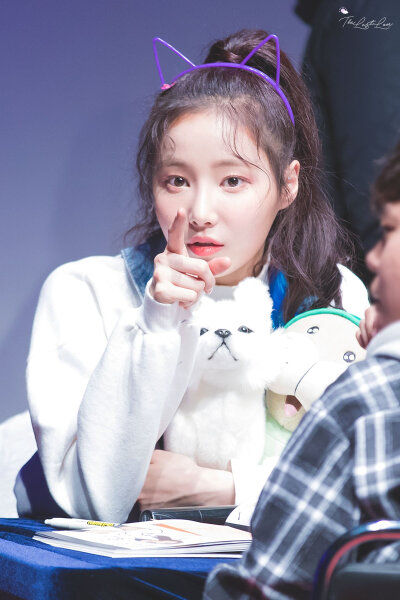 momoland 妍雨
180224 新村签售
Cr.[19960801_com]