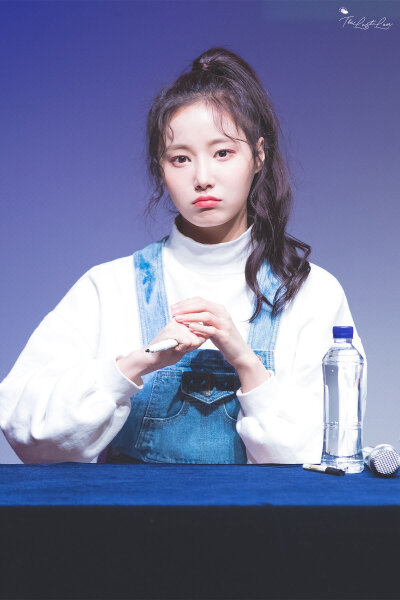 momoland 妍雨
180224 新村签售
Cr.[19960801_com]