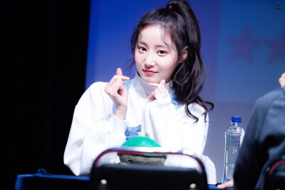 momoland 妍雨
180224 新村签售
Cr.[960801_com]