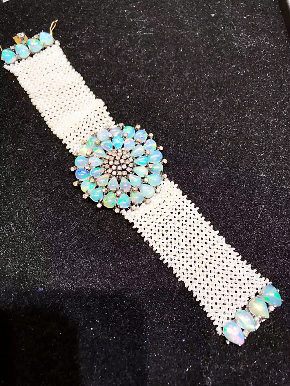 维多利亚时期的澳宝钻石珍珠编织手链，39颗水晶澳宝拼成五彩缤纷的手链搭扣，镶钻大概2.25克拉，珍珠编织链，金银混镶，重35.83克