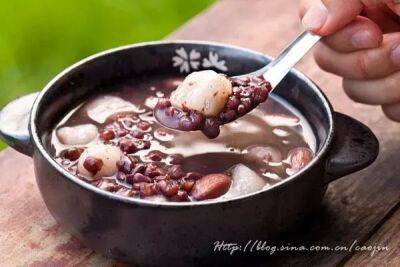 手工芋圆
1 | 芋头去皮切块
2 | 放盘子里，蒸熟。用中大火，从开火到蒸熟大约20多分钟，用筷子戳下很容易戳穿就是熟了
3 | 蒸好的芋头加入砂糖，压烂，不要压得太烂，稍微有点颗粒没关系，吃芋圆的时候可以吃到粉糯…