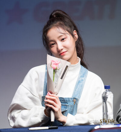 momoland 妍雨
180224 新村签售
Cr.[lejensel]