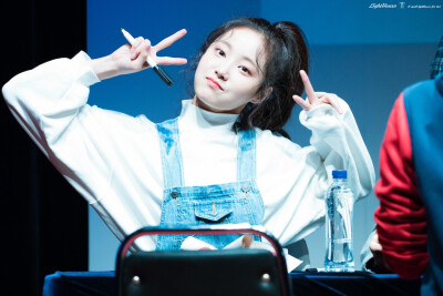 momoland 妍雨
180224 新村签售
Cr.[960801net]