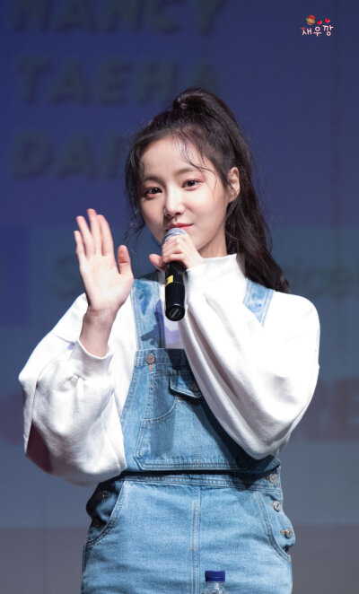 ​​​momoland 妍雨
180224 新村签售
Cr.[sea_woo_kkang]