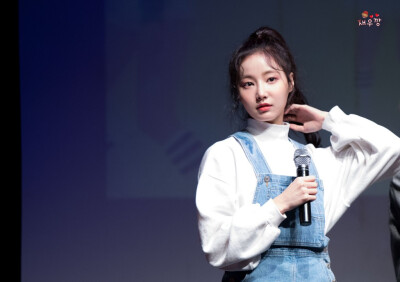 ​​​momoland 妍雨
180224 新村签售
Cr.[sea_woo_kkang]