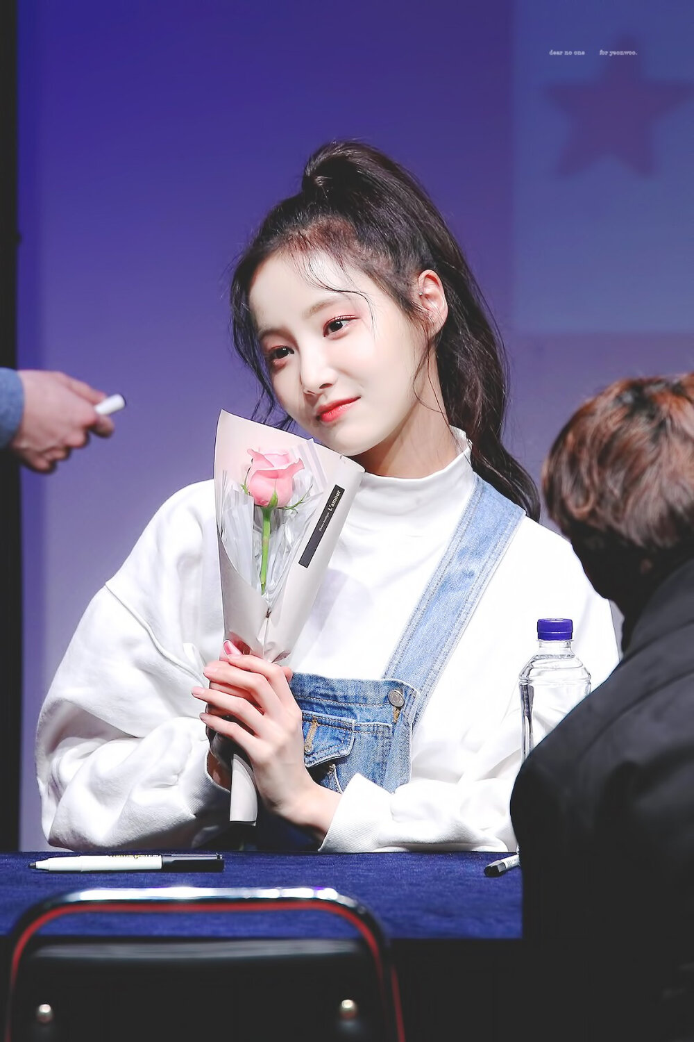 momoland 妍雨
180224 新村签售
Cr.[SunlightSword]