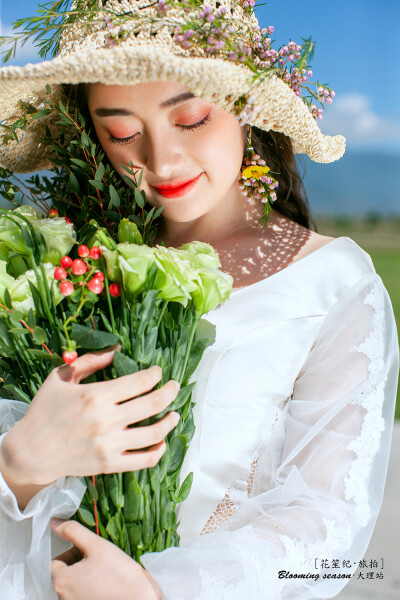 即使穿上白色的纱裙
在我眼里 也还是粉色的
我觉得
这吹到我脸颊上的风里
一定隐藏着某种情愫
不然
我怎么越看你越喜欢呢
