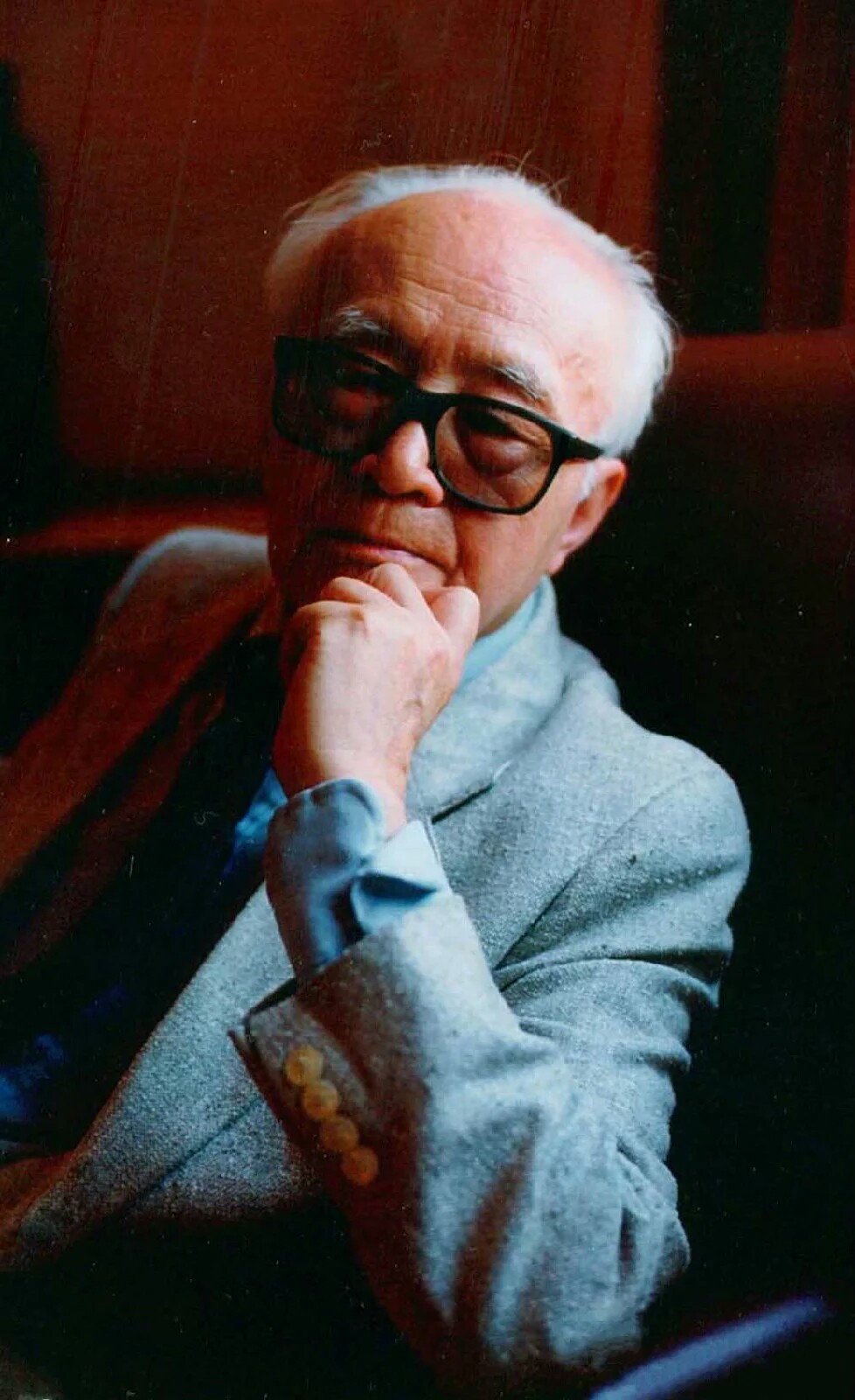 黄仁宇（1918年6月25日-2000年1月8日），出生于湖南长沙，美籍华人，教授、学者。
1936年黄仁宇考入南开大学理学院机电工程系。抗日战争爆发后，黄仁宇辍学参军，1940年自成都中央军校毕业后，任陆军第十四师排长及代理连长，1943年加入驻印远征军，任新一军上尉参谋。后赴美求学，获密歇根大学历史学博士学位（师从余英时），以历史学家、中国历史明史专家，大历史观的倡导者而为世人所知。著有《万历十五年》、《中国大历史》等畅销书。