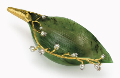 铃兰造型雕件，by Fabergé，1900年
叶片由一颗完整的软玉雕刻而成，枝干采用黄金制作，花苞部分镶嵌珍珠和玫瑰式切割钻石