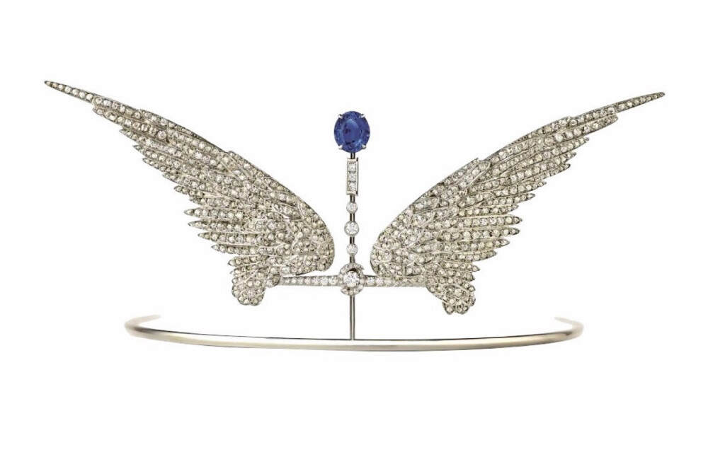 Aigrette Ailes 王冠，by Chaumet，1915年
主石为一颗椭圆形切割蓝宝石，底座采用铂金和金制作，镶嵌小颗钻石。王冠支架制作于2011年。