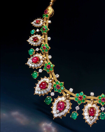 「Necklace Of Oriental Inspiration」 项链 by Van Cleef & Arpels，1960年
项链采用18K黄金和白金制作，饰有9枚菩提叶造型吊坠和8枚花卉图，镶有祖母绿、红宝石和钻石。