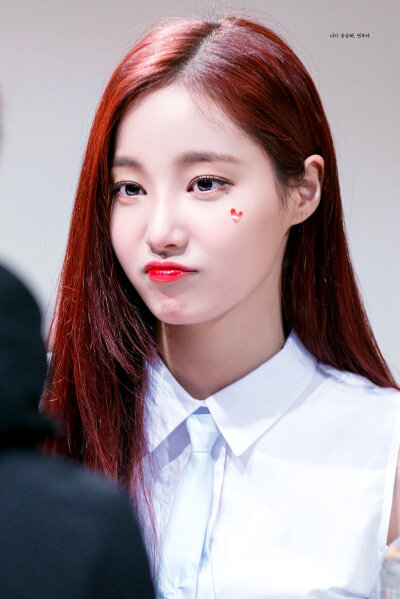 momoland 妍雨
180113 钟路签售
Cr.[WRU_Yeonwoo]