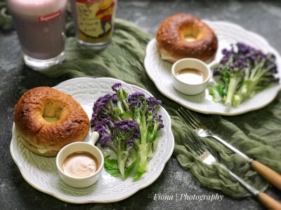 20180521早～我爱你的早餐 有美丽的紫菜花沙拉➕蒸贝果芝士三明治➕蕉莓牛奶 继续去做面包啦！#每日两人份早餐ByFiona# #Fiona的小厨房#
