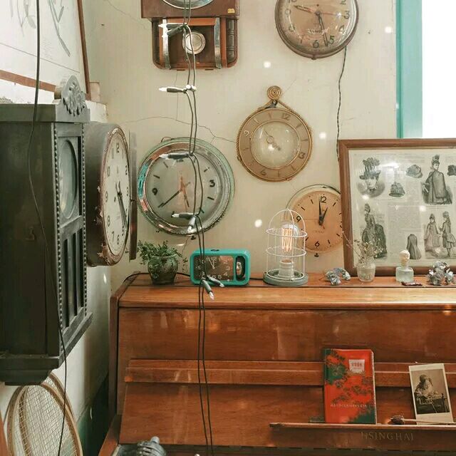 ☀️
金黄色的田野里到处都晃动着收割者的身影
数不清的白草帽在亮得让人睁不开眼睛的麦海里漂浮
家家都锁了门
空落落的村子里只剩下火红的石榴花寂寞地开着。