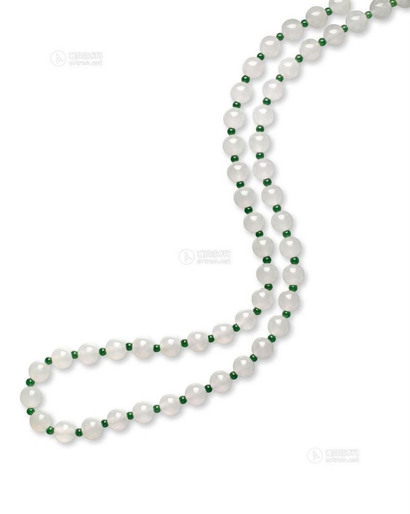 缅甸天然冰种翡翠珠项链，配以翡翠珠及钻石，镶18k白金，63颗翡翠珠尺寸10.2至10.5毫米，项链长度81.5厘米。成交价：RMB25.00万，香港佳士得（Christie's）2013年春季拍卖会