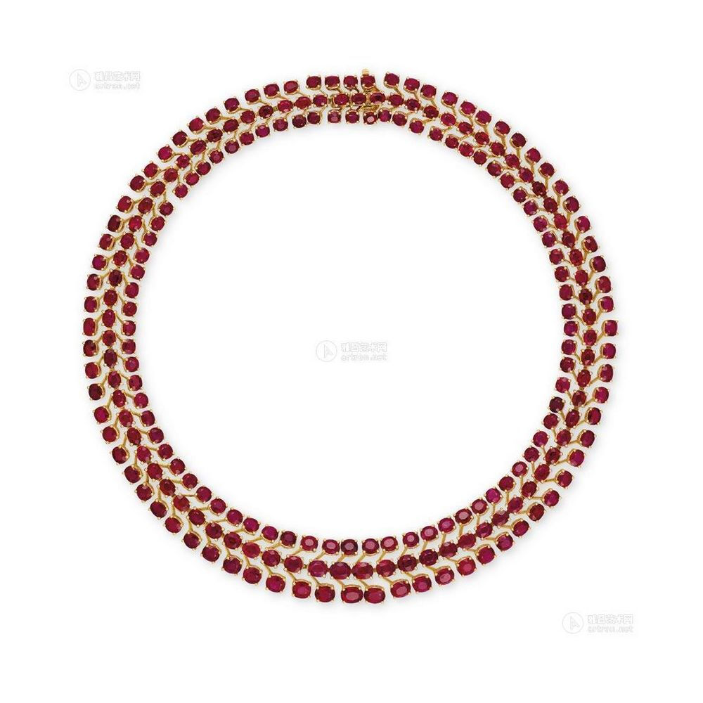 缅甸天然鸽血红红宝石项链，镶18k黄金，222颗红宝石约共重115.0克拉，项链长度44.0厘米。香港佳士得（Christie's）2013年春季拍卖会