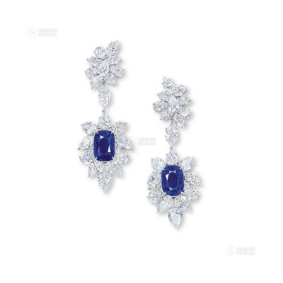 海瑞温斯顿（Harry Winston ）设计，约8.88及8.36克拉枕形克什米尔天然蓝宝石耳坠，配以钻石，镶铂金，耳坠长度7.1厘米钻石耳夹。成交价：RMB3011.00万。香港佳士得（Christie's）2013年春季拍卖会