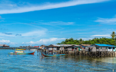 仙本那(Semporna)是沙巴州斗湖省的一个县，位于马来西亚沙巴州的东海岸。 仙本那原本只是马来西亚一座小渔村，甚至在地图上都寻不到它，现在已逐渐发展成了著名的海底世界旅游中心。