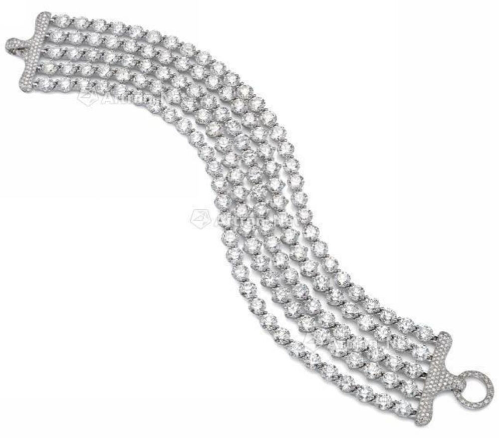 18K金镶嵌总重约47.73克拉的圆形钻石手链，长度约17.50cm。保利香港 2014年秋季拍卖会，璀璨珠宝专场
