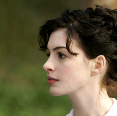 Anne Hathaway
Becoming Jane Austen
明眸如泉
黛眉如弓
鼻梁是美神的玉
唇，仓廪中第一颗馥郁的浆果
发如晨风，拂过一片带露的灌木丛
留下枝叶摇曳，其声稀疏，其影哑然
