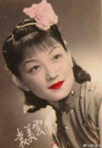 袁美云
1939年度影迷心爱的十位影星
2523票
第四名