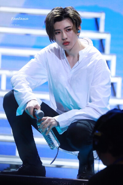 坤坤，你喝个水，要这样吗？
cr：Fantasia_802