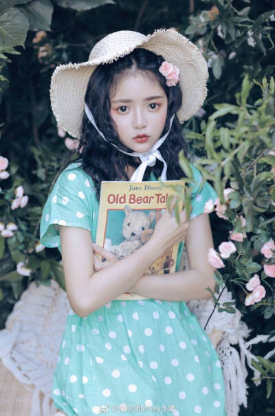 我匆匆路过耳边的风，
想在短暂的夏日里遇见你。
出镜：@摄影师白日梦-M
摄影：@摄影师Mikey小曦 ​