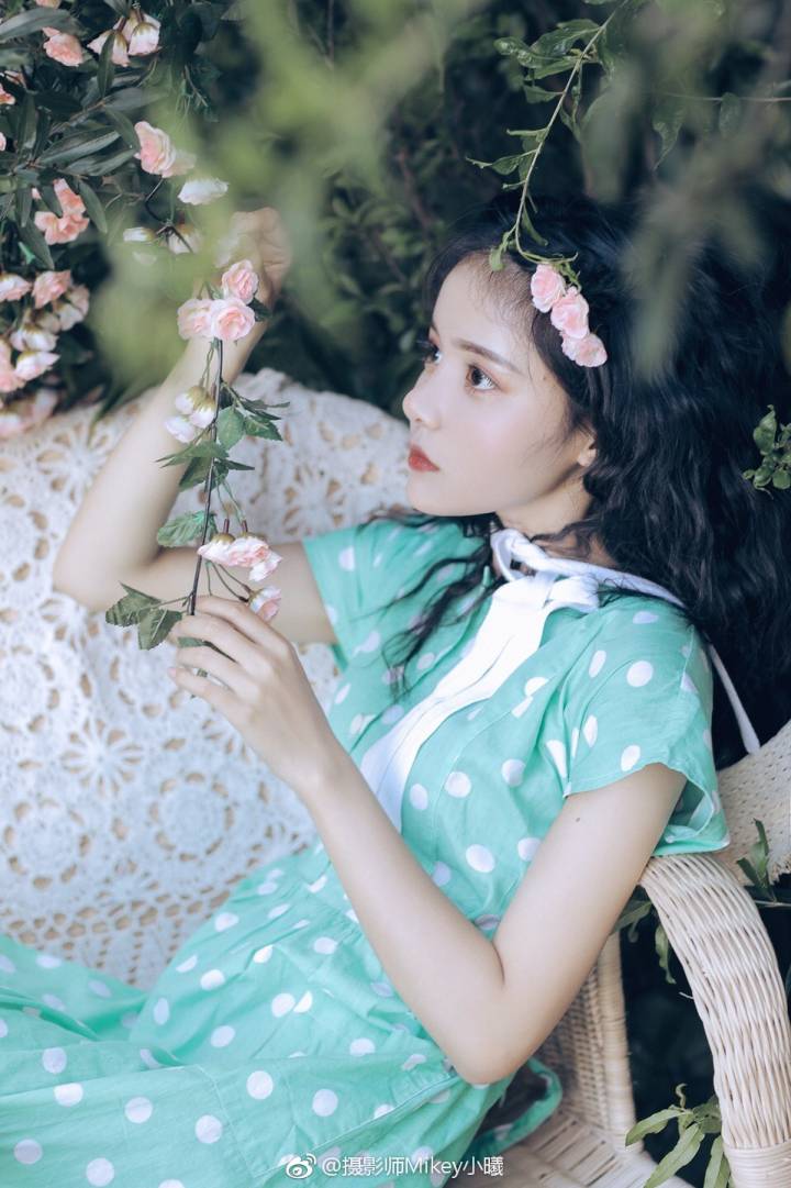 我匆匆路过耳边的风，
想在短暂的夏日里遇见你。
出镜：@摄影师白日梦-M
摄影：@摄影师Mikey小曦 ​