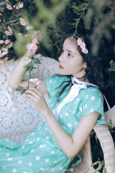 我匆匆路过耳边的风，
想在短暂的夏日里遇见你。
出镜：@摄影师白日梦-M
摄影：@摄影师Mikey小曦 ​